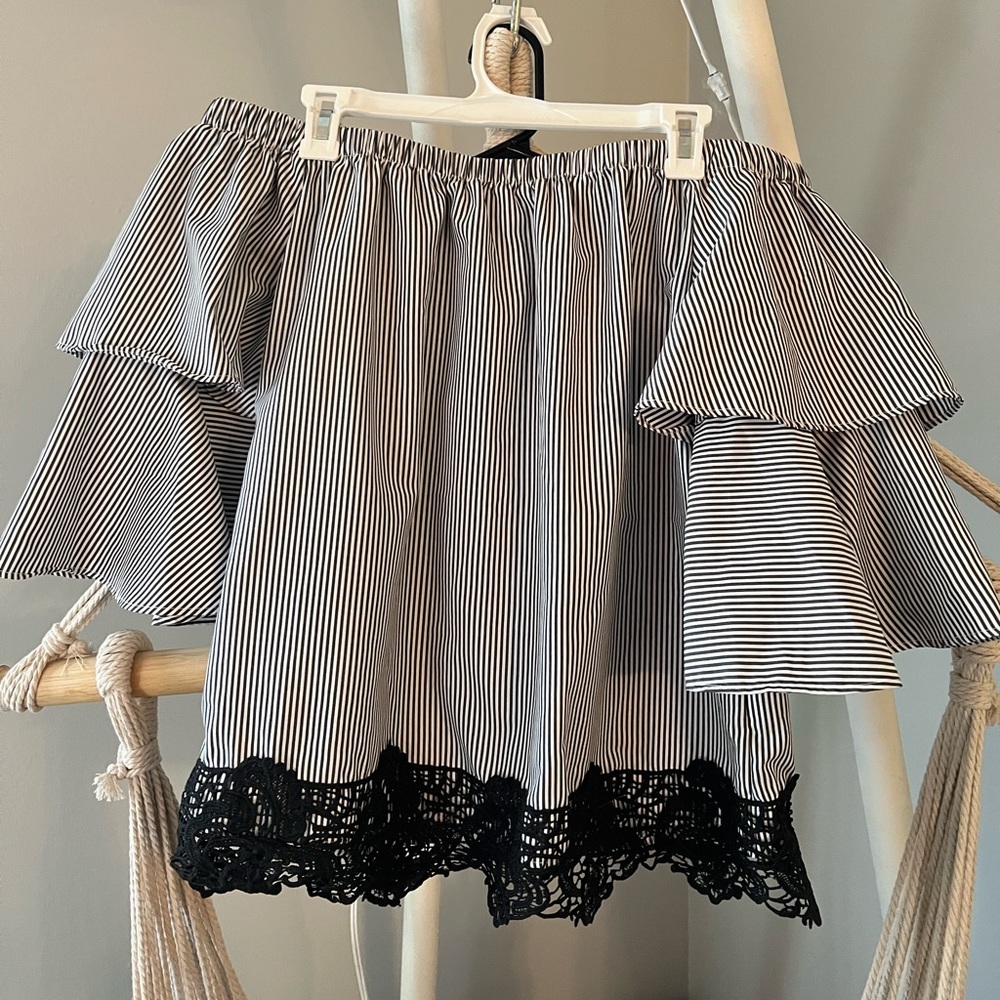 NWOT Roommates off the shoulder top